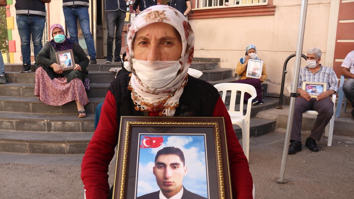 Diyarbakır annelerinden Teker: Oğlum gelene kadar buradan kalkmayacağım