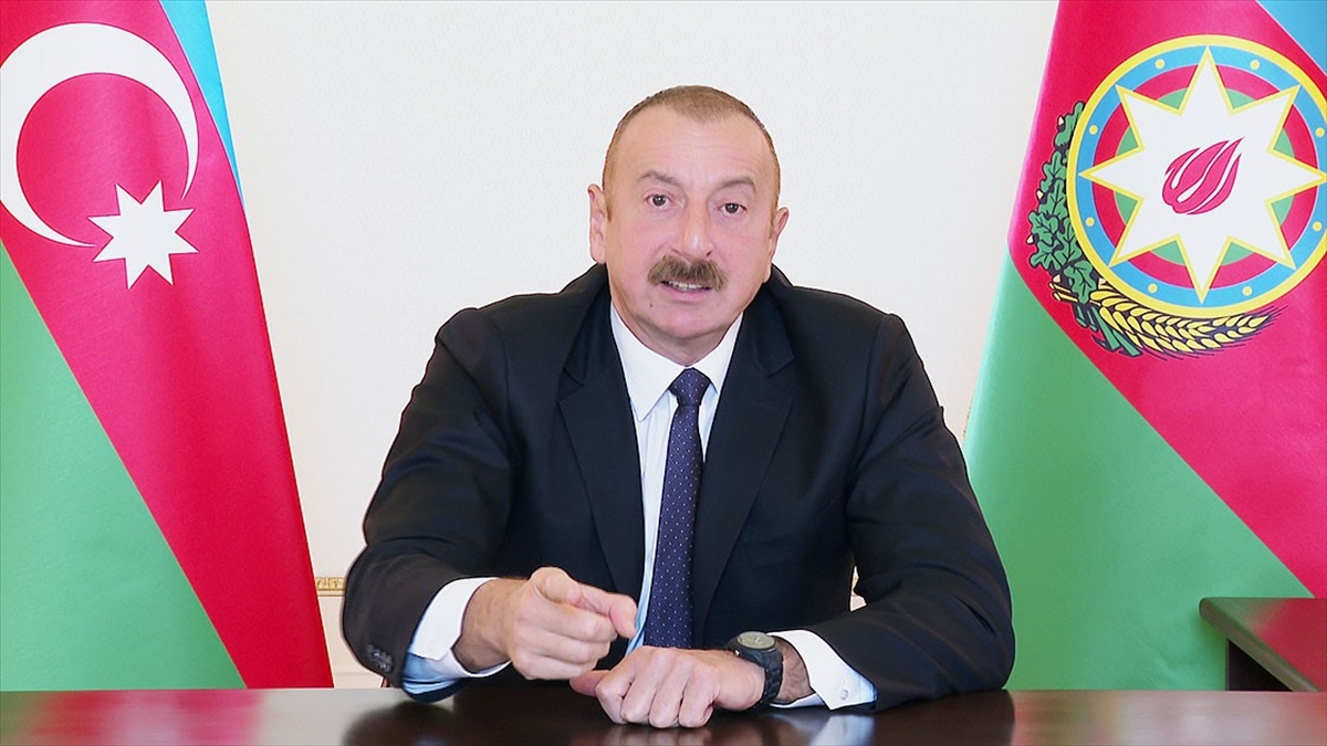 Azerbaycan Cumhurbaşkanı Aliyev: Tarihi Hudaferin Köprüsü’ne Azerbaycan bayrağı dikildi