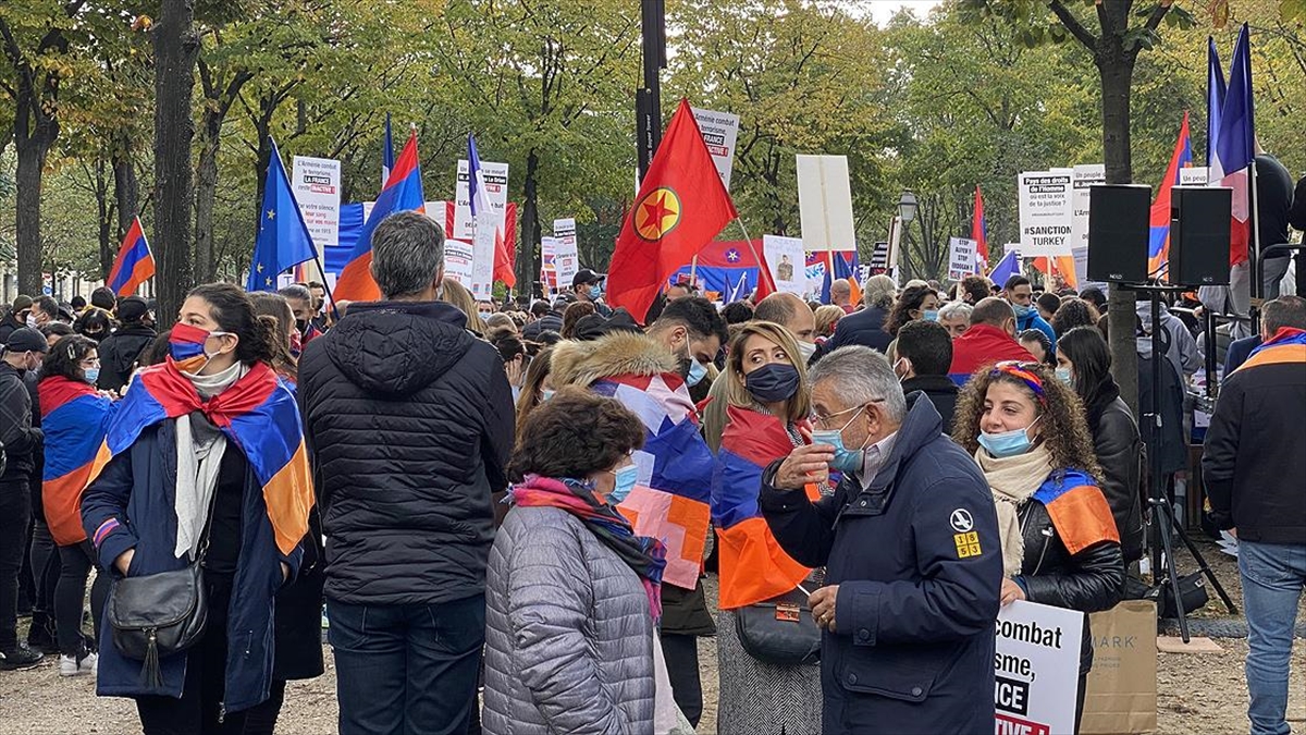 Paris’te terör örgütü PKK’nın katılımıyla Ermenistan’a destek gösterisi