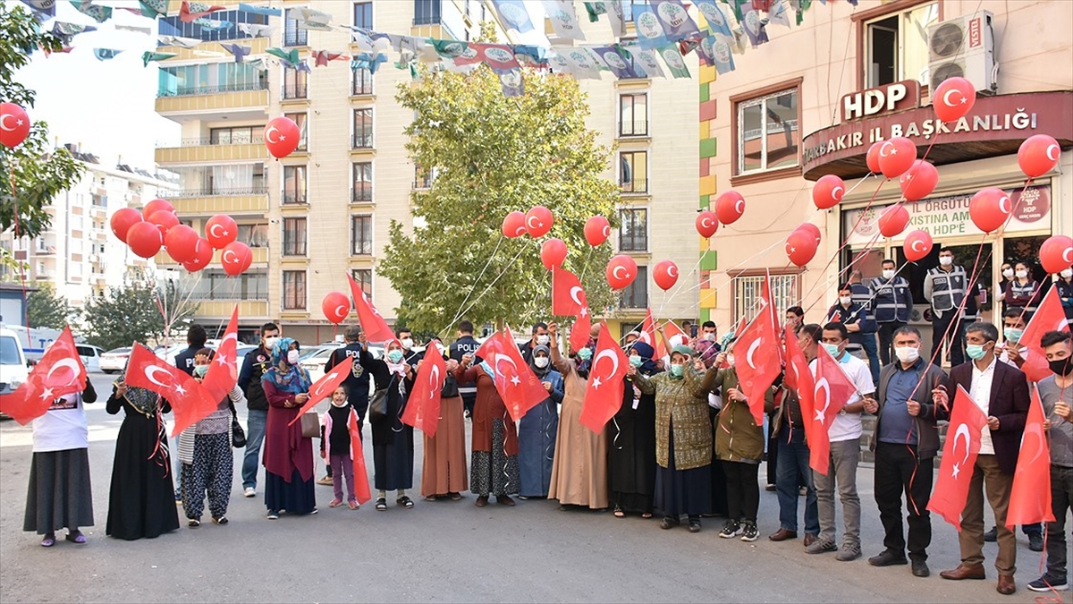 Diyarbakır anneleri Cumhuriyet Bayramı’nı evlat nöbetinde kutladı