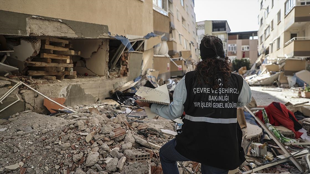 Vali Köşger’den İzmirlilere hasar tespiti uyarısı: Yetkililer dışında kimsenin konutlarınıza girmesine izin vermeyin