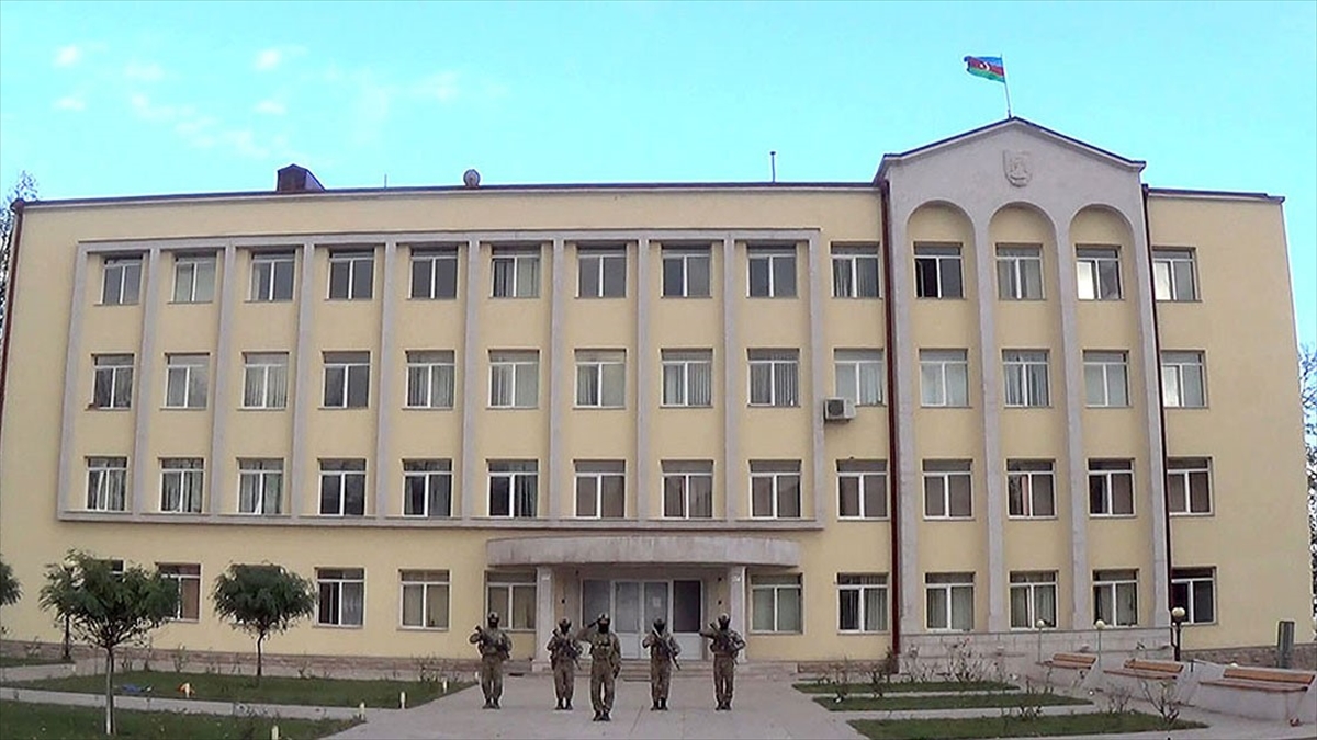 İşgalden kurtarılan Şuşa kentinde Azerbaycan bayrağı dalgalanıyor