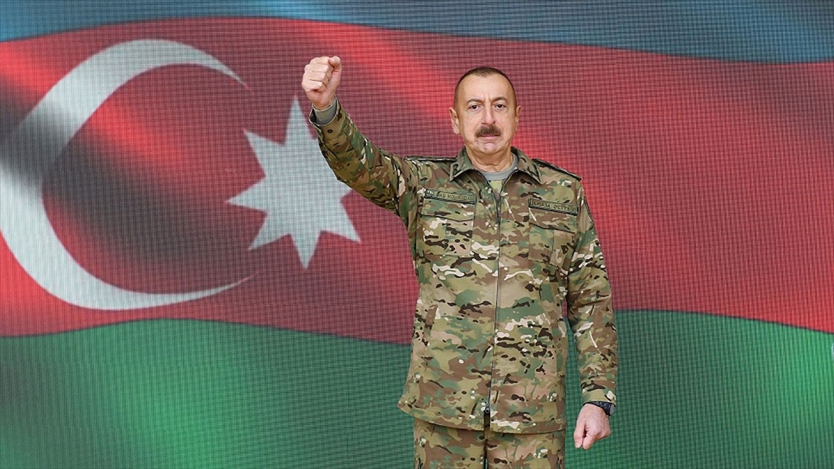 Azerbaycan Cumhurbaşkanı Aliyev cephe bölgesini ziyaret etti