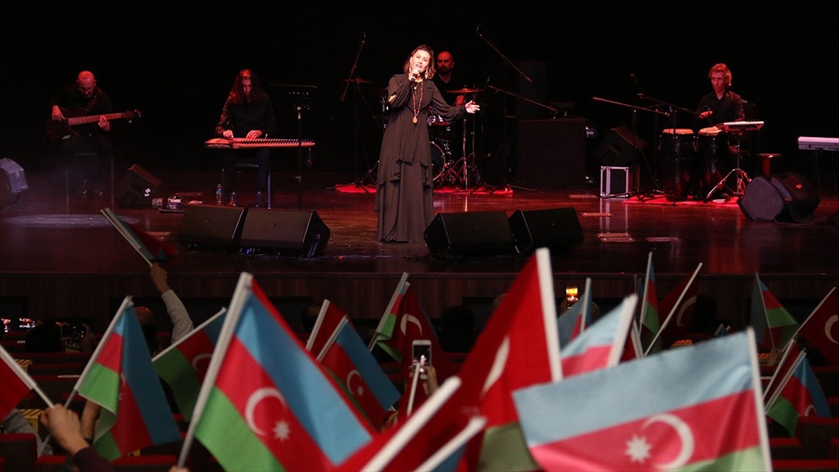 Azerbaycanlı sanatçı Azerin ‘Çırpınırdı Karadeniz’i Karabağ’da seslendirmek istiyor