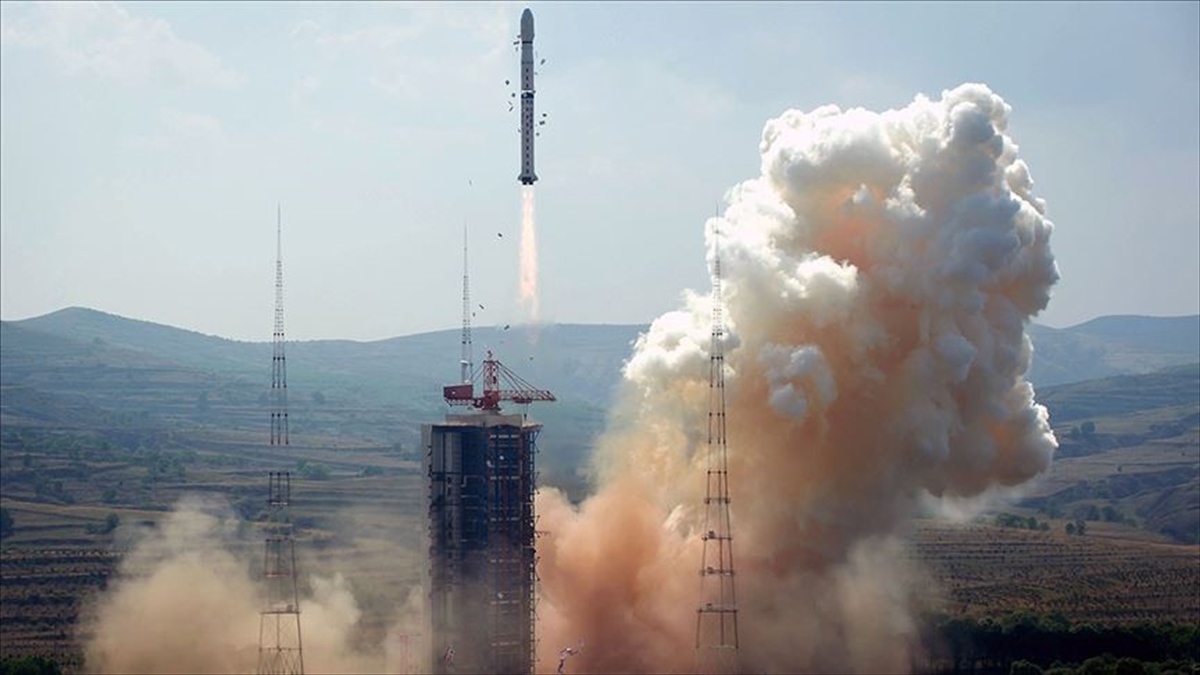 Çin, Ay’dan örnek toplayacak Chang’e 5 aracını uzaya fırlattı