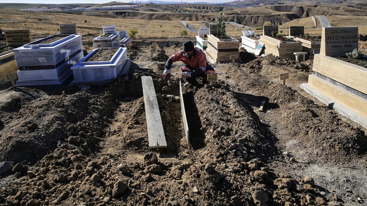 Kovid-19’dan hayatını kaybedenlerin defnedildiği Ortaköy Mezarlığı hüzünlü hikayelere tanıklık ediyor