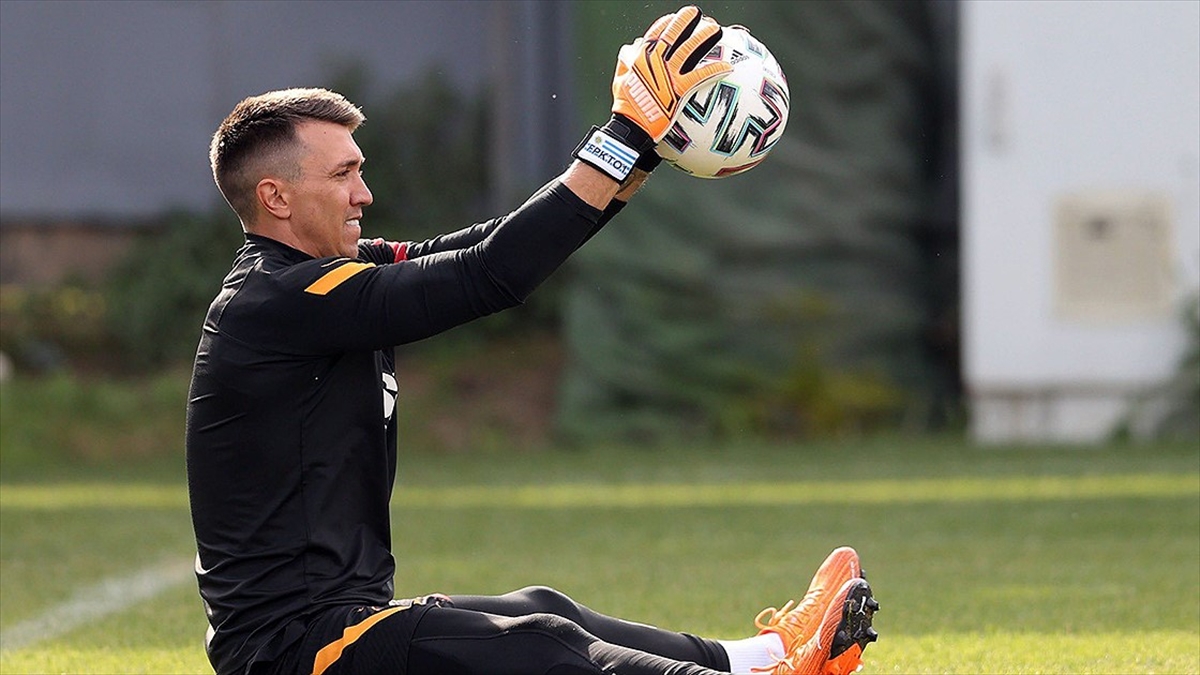 Galatasaray’da Muslera sahada adaptasyon çalışmalarına başladı