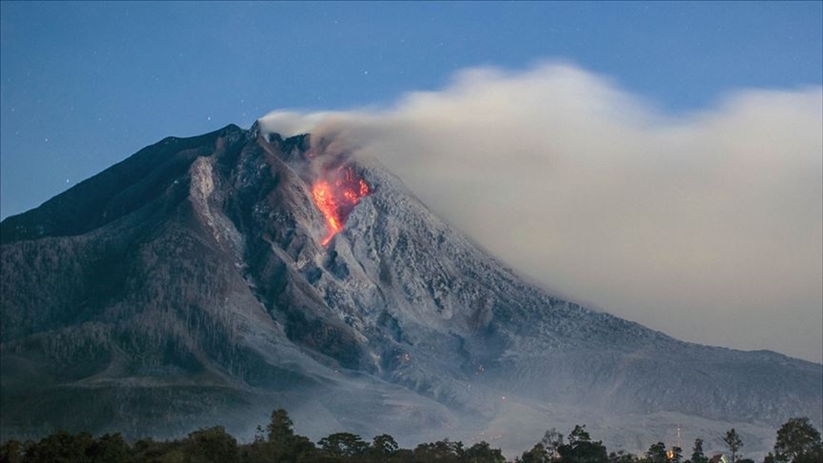 Endonezya’da Ili Lewotolok Yanardağı’nda son 24 saatte 2 patlama oldu
