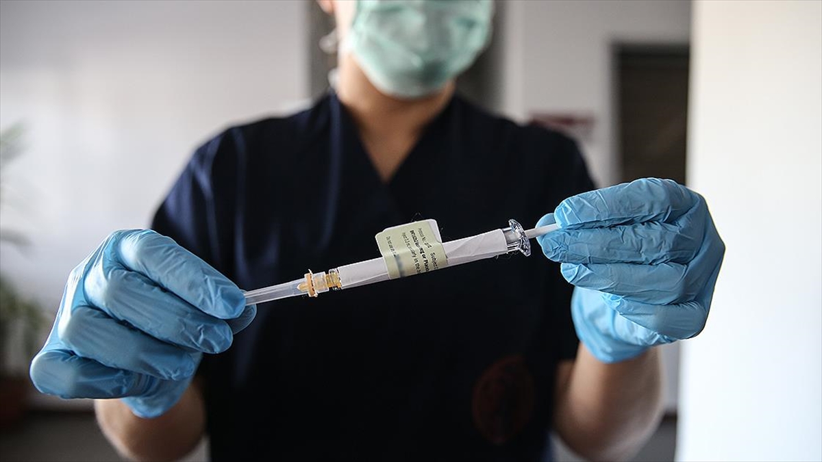Pfizer ve BioNTech’in geliştirdiği Kovid-19 aşısının İngiltere’de uygulanmasına gelecek hafta başlanacak