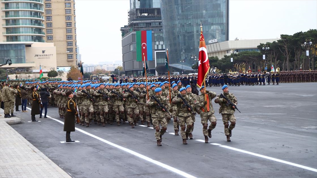 Azerbaycanlılar yarın yapılacak askeri geçit törenini sabırsızlıkla bekliyor