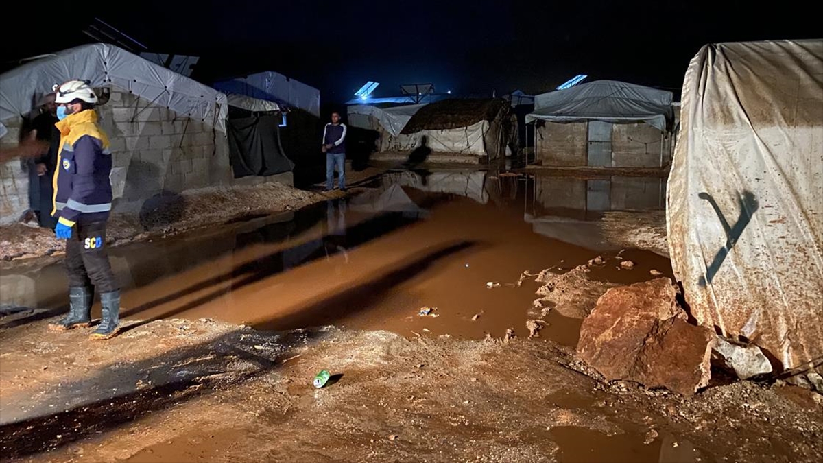 İdlib’de şiddetli sağanak sonucu kamplardaki çadırlar sular altında kaldı