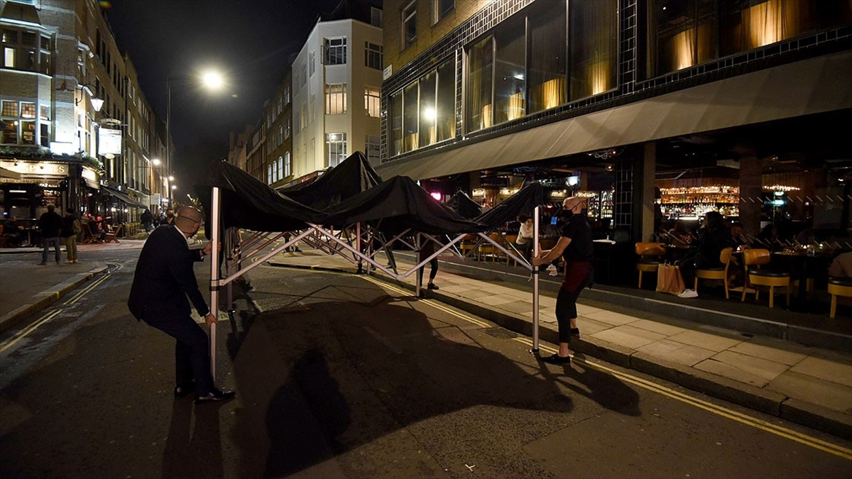 Londra’da Kovid-19 önlemleri kapsamında bar, restoran, sinema ve tiyatrolar kapatıldı