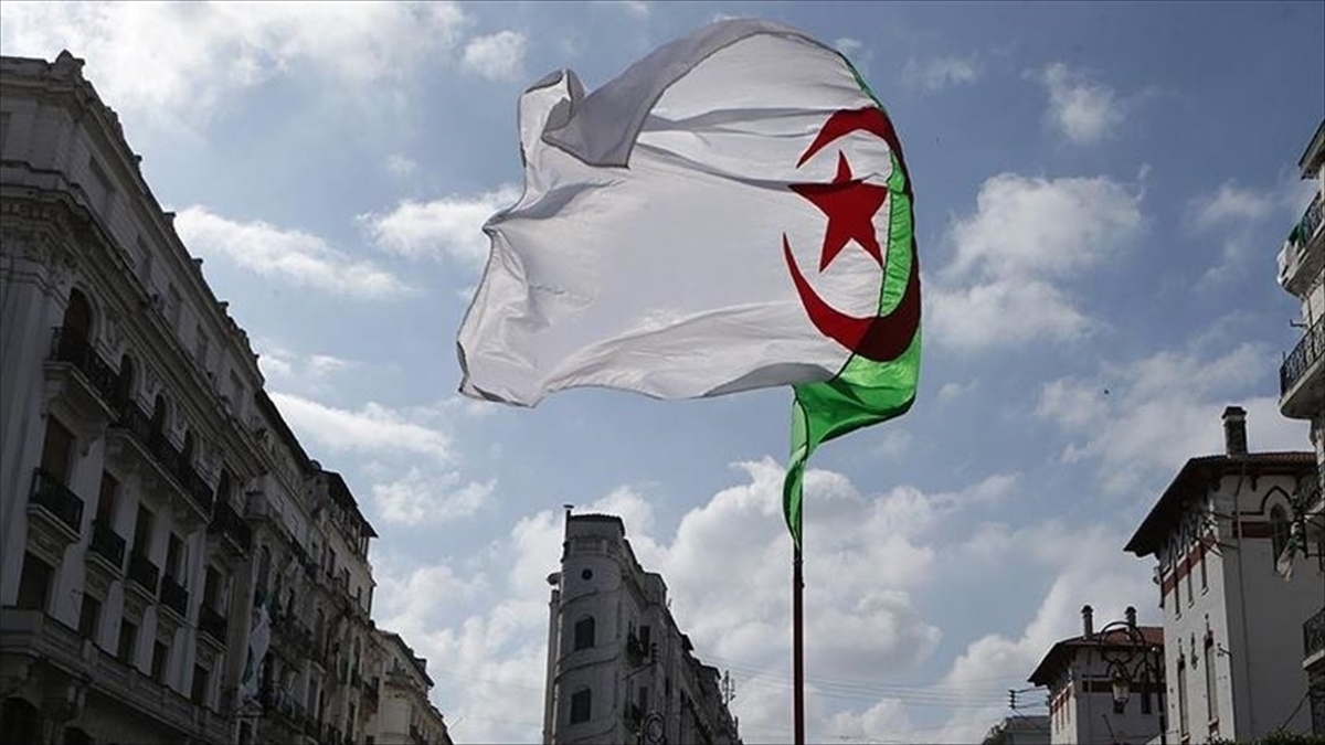 Cezayir, Fransa’dan sömürge dönemine ait belgeleri istedi
