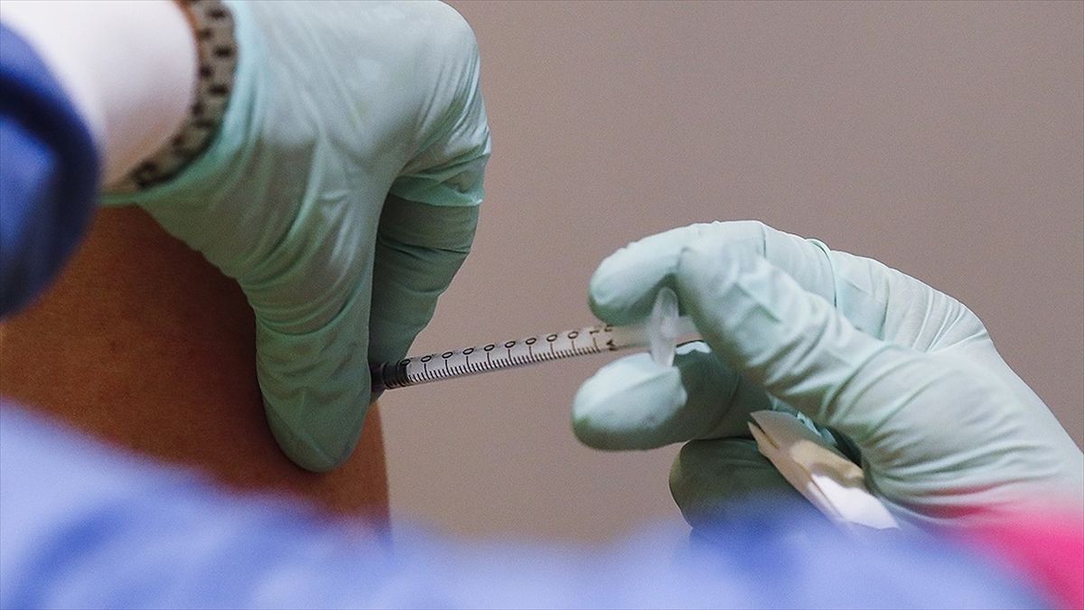 Almanya’da 8 kişiye yanlışlıkla 5 kat fazla doz Kovid-19 aşısı vuruldu