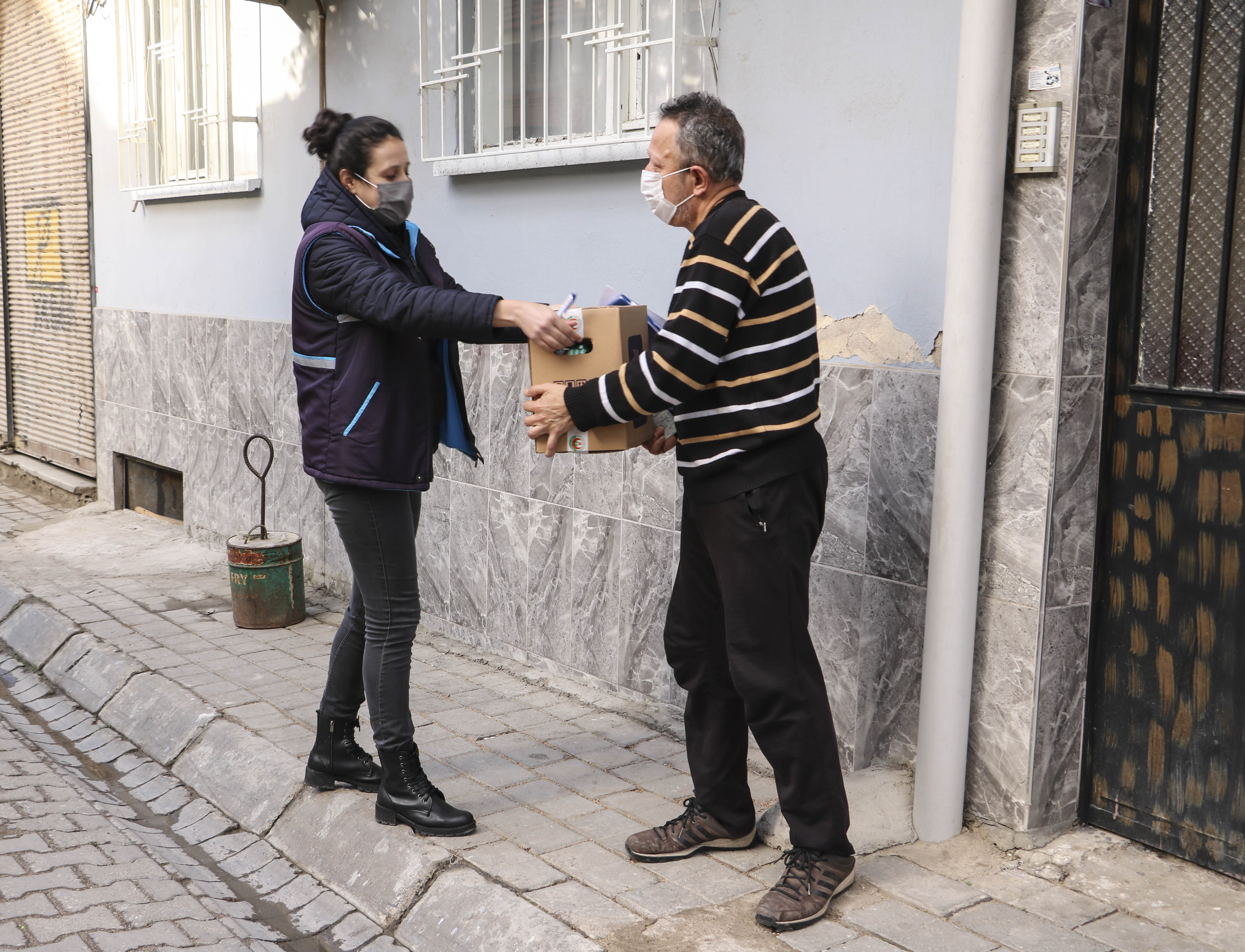 Aydın Büyükşehir Belediyesi’nden kepenk kapatan esnafa gıda desteği