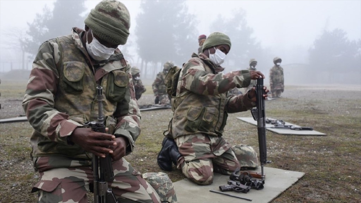 Türkiye’den Somalili askerlere komando eğitimi
