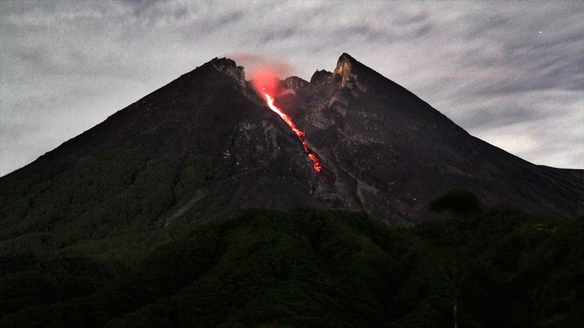 Endonezya’da Merapi Yanardağı’nda iki patlama oldu