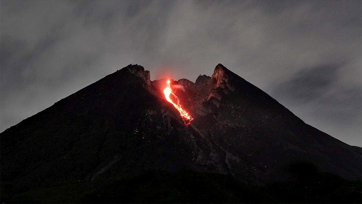 Endonezya’da Merapi Yanardağı son 6 saatte 36 kez lav püskürttü