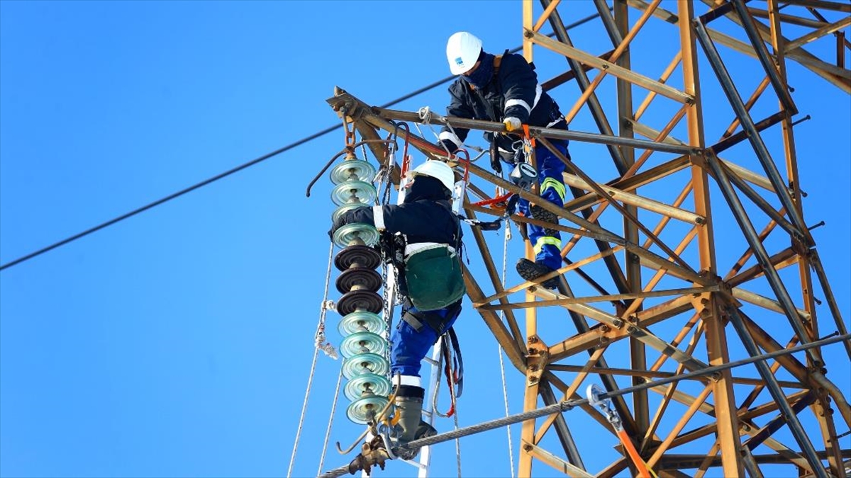 ‘Enerji timleri’ kesintisiz enerji için zorlu şartlarda mücadele ediyor