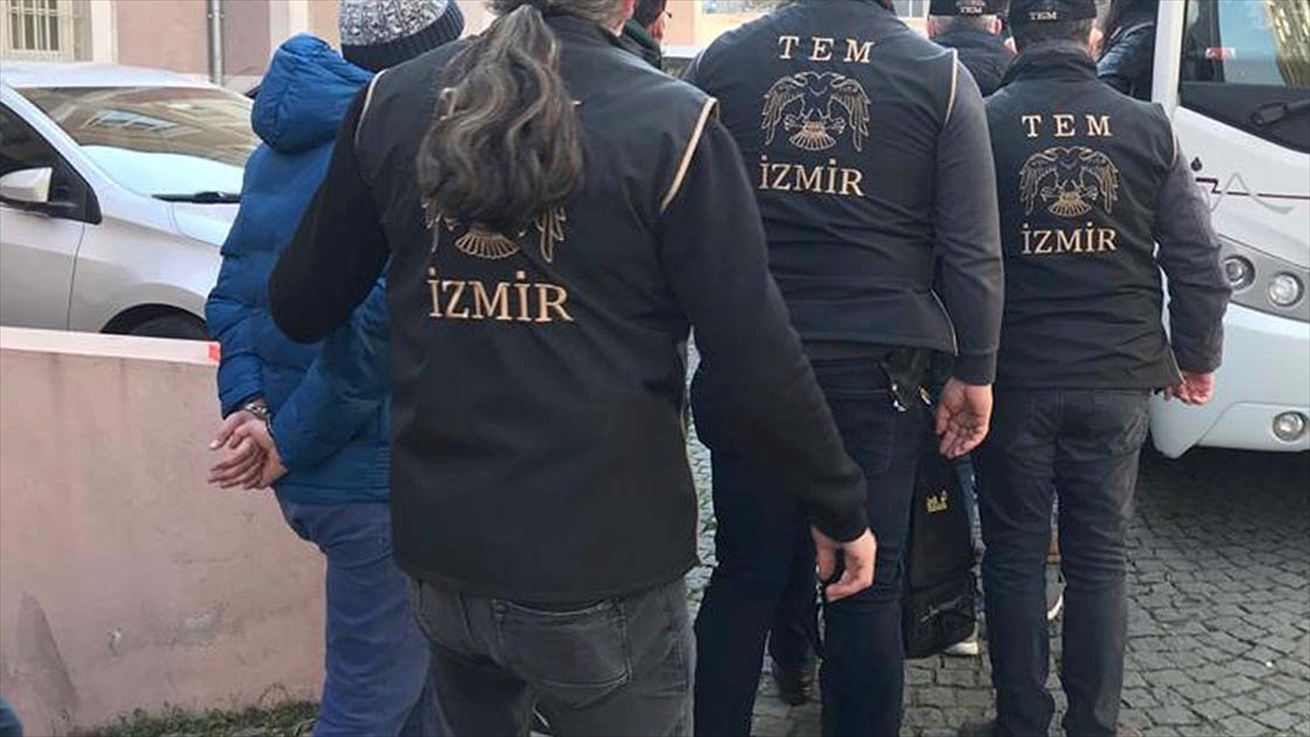 İzmir’de FETÖ’nün hücre evlerine yönelik operasyonda 35 şüpheli yakalandı