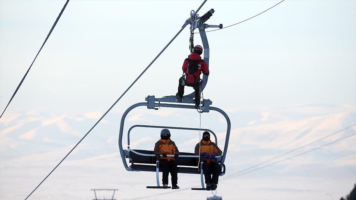 JÖAK ve JAK timleri Palandöken’deki turistlerin güvenliği için ‘daima göreve hazır’