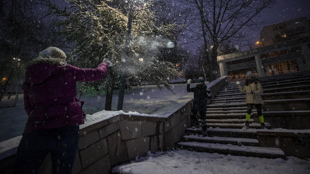 Ankara’da kar yağışı akşam saatlerinde etkisini artırdı