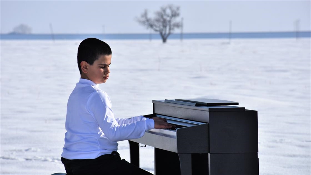 ‘Kusursuz kulak’ Bager, karla kaplı Muş Ovası’nda piyano çaldı