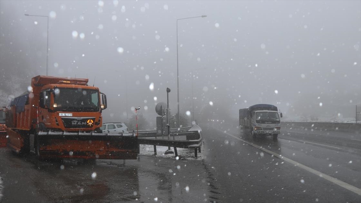 Bolu Dağı’nda kar, tipi ve sis etkili oluyor