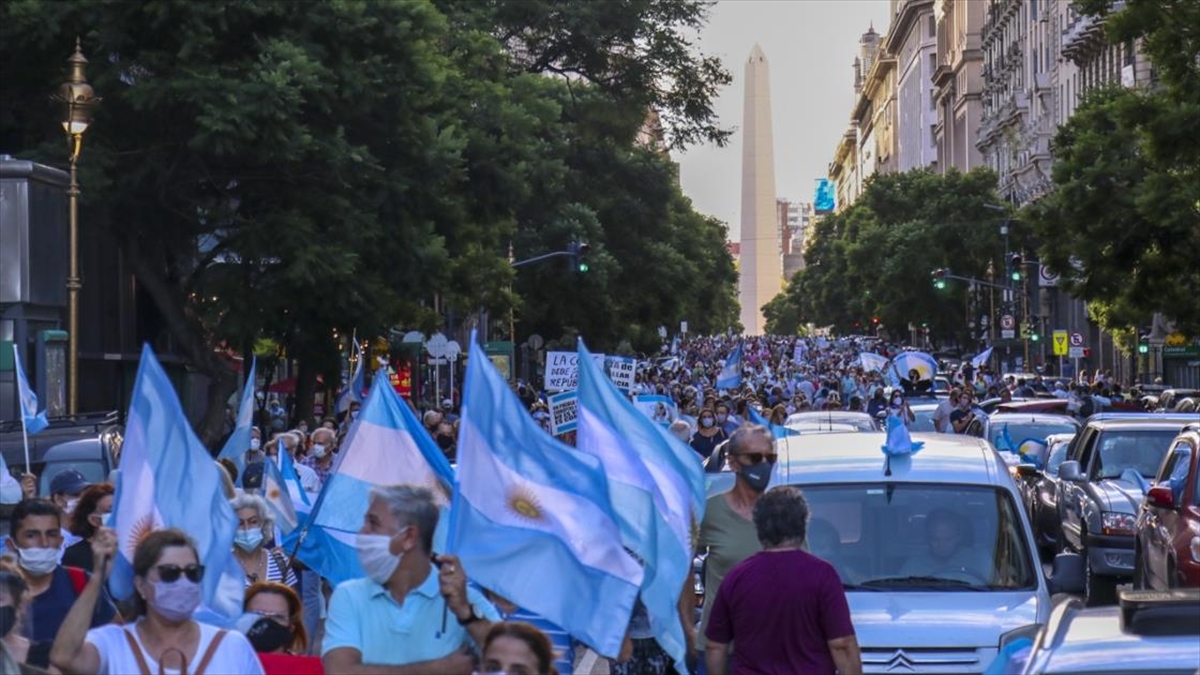 Arjantin’de ayrıcalıklı Kovid-19 aşı uygulaması hükümet karşıtı gösterilere neden oldu