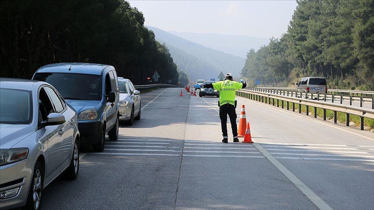 Genç sürücülerin trafik kurallarını ihlal etmeye daha yatkın olduğu belirlendi