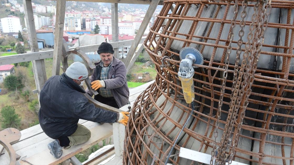 Yeşil Cami’nin duvarları 34 yıldır emektar taş ustalarının ellerinde şekil alıyor