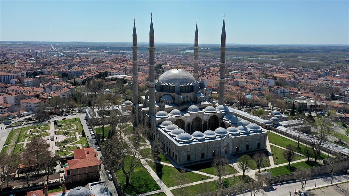 Dünya mimarlık tarihinin başyapıtlarından Mimar Sinan’ın ustalık eseri Selimiye Camisi ramazana hazır