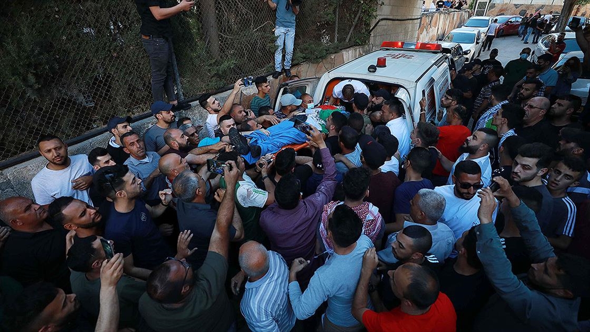 İsrail güçlerinin işgal altındaki Batı Şeria’da vurarak öldürdüğü Filistinli gencin cenazesi defnedildi