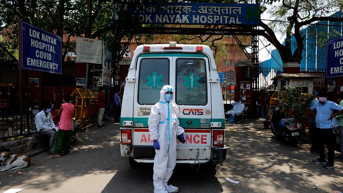 Hindistan’da Kovid-19 salgınında son 24 saatte 3 bin 207 kişi öldü