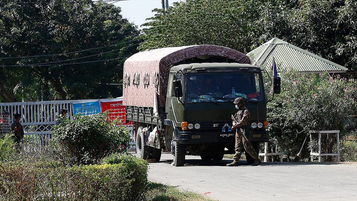 Myanmar’ın devrik liderleri Suu Çii ve Myint’in ‘bilinmeyen bir yere’ götürüldüğü iddia edildi