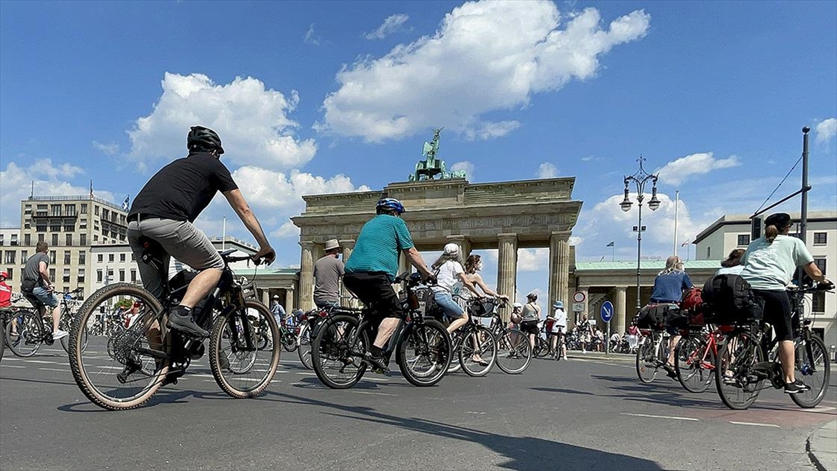 Almanya’da hükümetin ulaşım ve iklim politikaları bisiklet konvoylarıyla protesto edildi