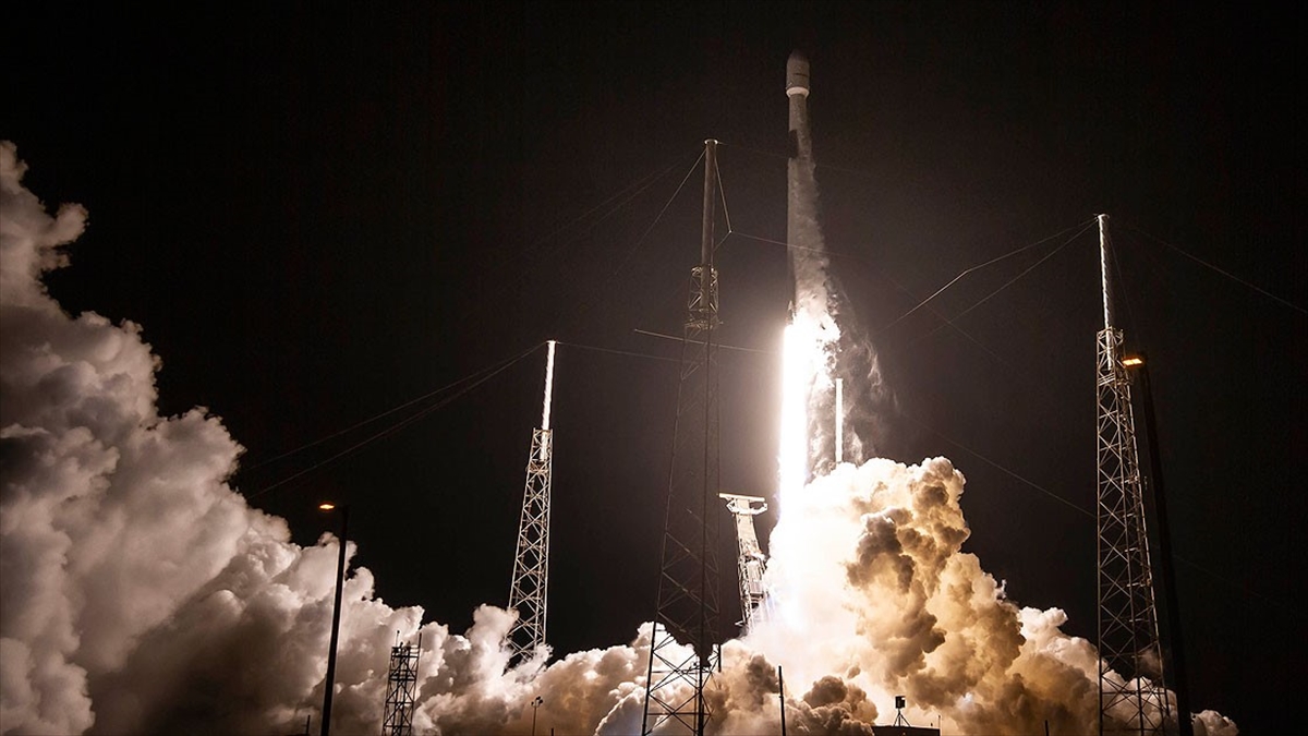 SpaceX 7 tonluk dijital radyo uydusunu uzaya yolladı