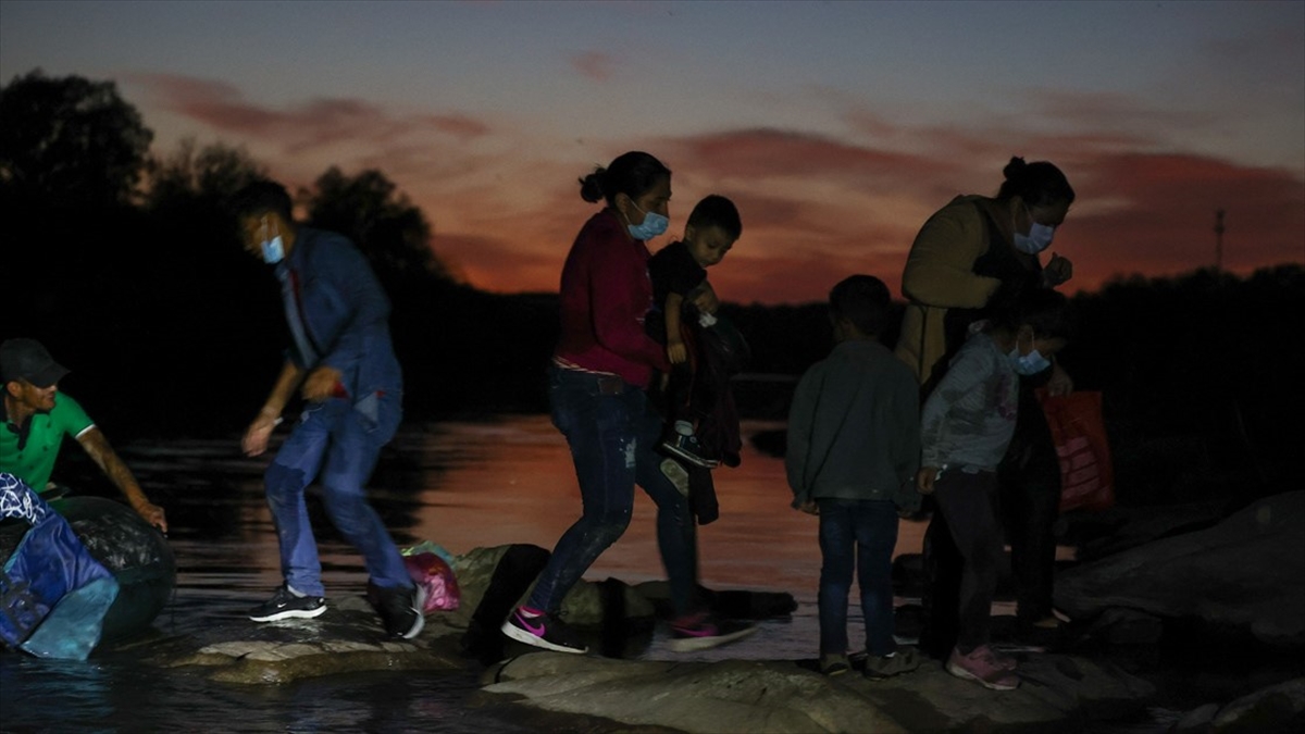 ABD-Meksika sınırında geçen ay 180 binden fazla yasa dışı göçmen yakalandı