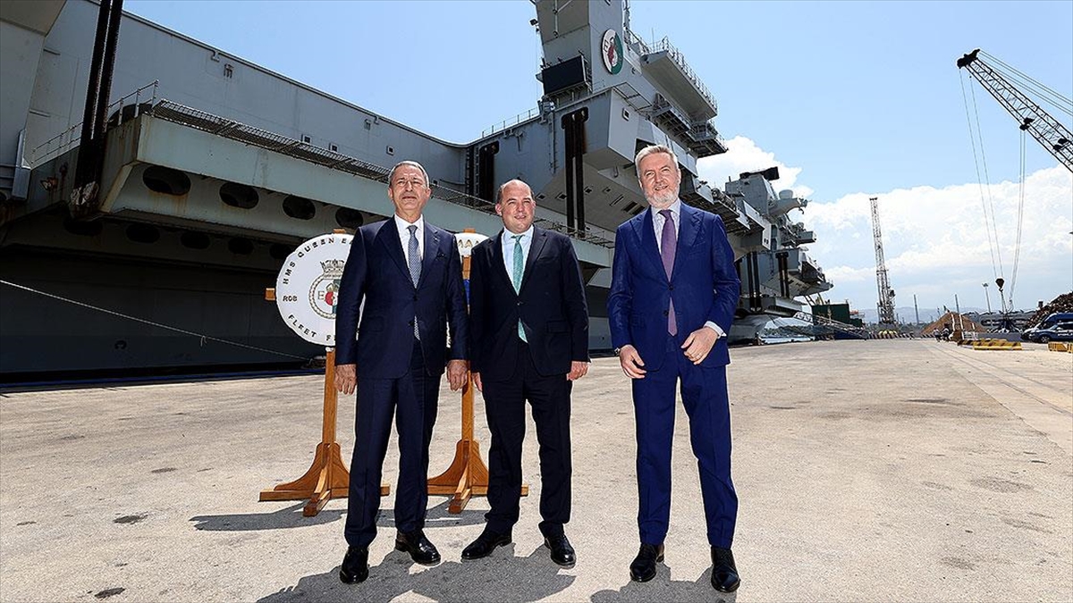 Milli Savunma Bakanı Akar, İtalya ve İngiltere Savunma Bakanları ile Sicilya’daki üçlü toplantıda bir araya geldi