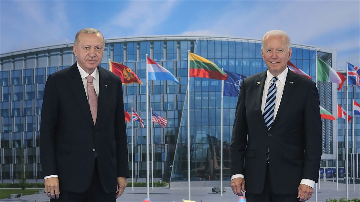 Cumhurbaşkanı Erdoğan NATO Zirvesi’nde liderlere ‘Türkiye’nin Terörizmle Mücadelesi’ kitabını takdim etti