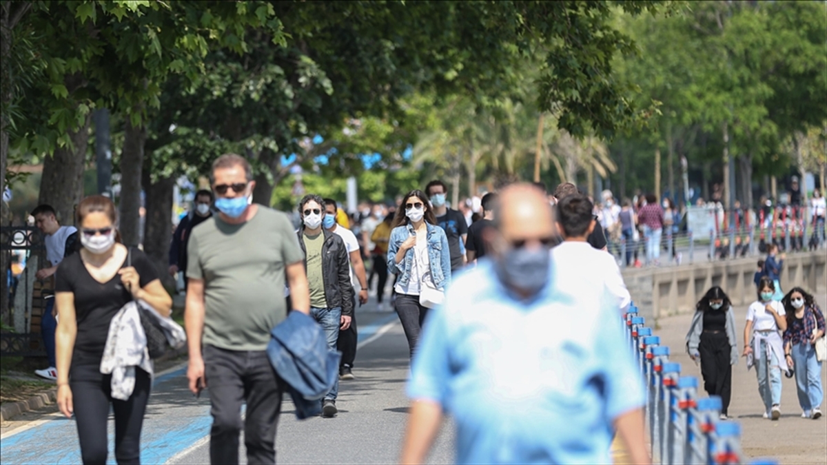 Salgınla mücadeledeki başarının boşa gitmemesi için ‘tedbirlere bir müddet daha uyulması’ uyarısı