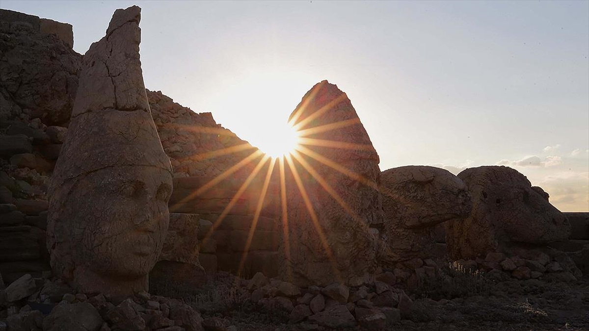 Dünya mirası Nemrut ziyaretçilerini ağırlamaya başladı