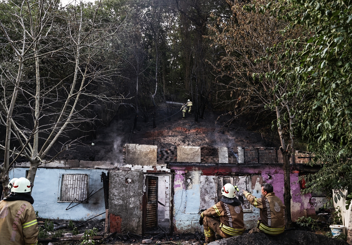 Sarıyer’de gecekonduda çıkan ve ormanlık alana da sıçrayan yangın söndürüldü