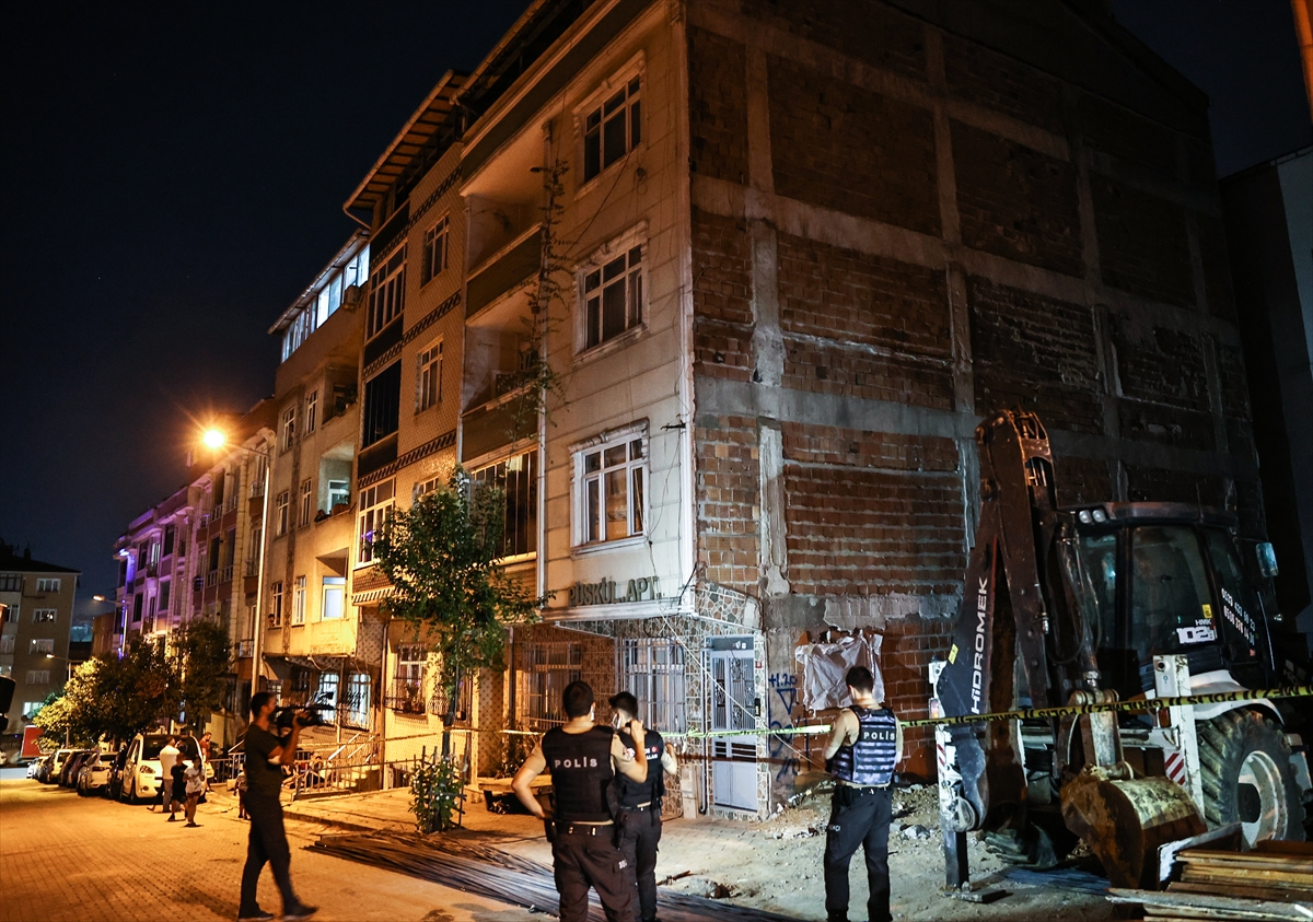 Sultangazi’de yanında inşaat kazısı yapılan iki bina çökme tehlikesi nedeniyle boşaltıldı