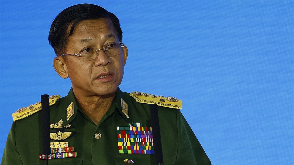 Myanmar’da darbe lideri General Hlaing, olağanüstü halin 2023’e kadar süreceğini açıkladı