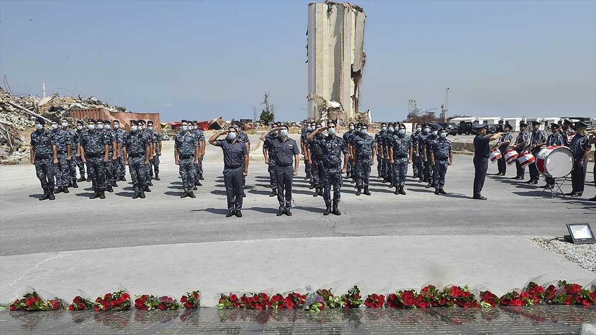 Lübnanlılar birinci yılında Beyrut Limanı’ndaki patlamanın kurbanlarını anıyor
