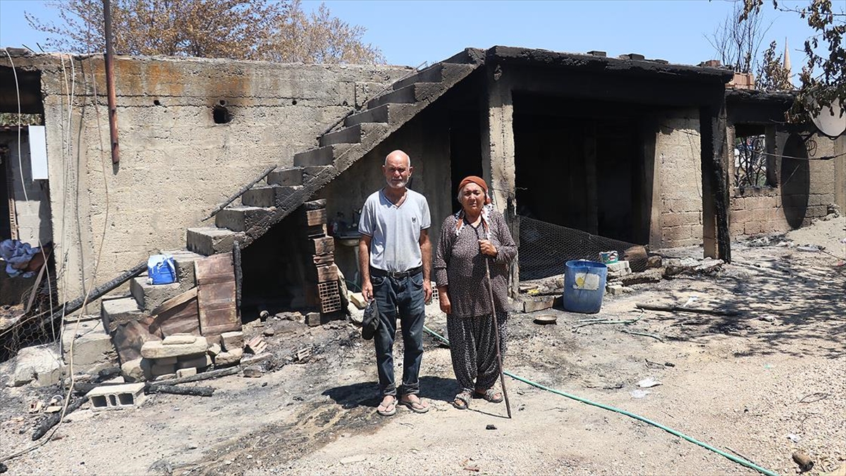 Orman yangınında evlerini kaybeden yaşlı çift, hayvanlarının da alevlerden etkilenmesinin üzüntüsünü yaşıyor