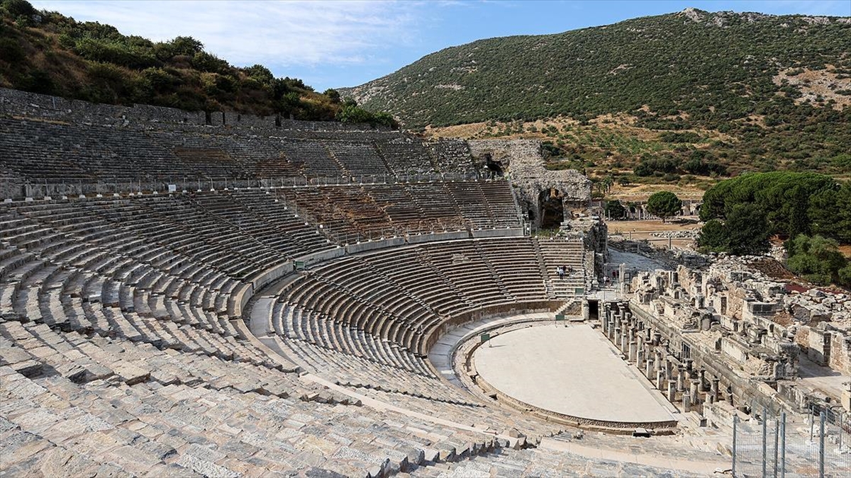 Antik dünyanın gözdesi ‘Efes Tiyatrosu’ 3 yıl aradan sonra sanat için kapılarını aralıyor