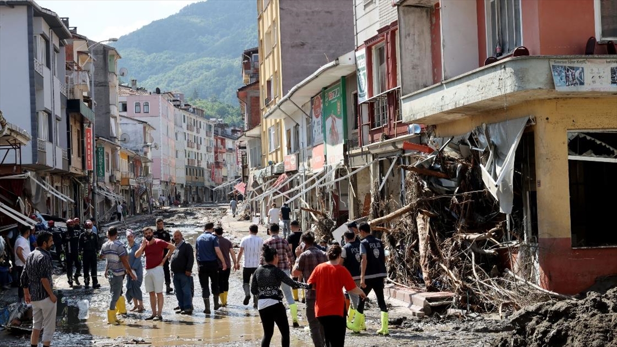Sel felaketinin yaşandığı Kastamonu Bozkurt’ta arama kurtarma çalışmaları sürüyor