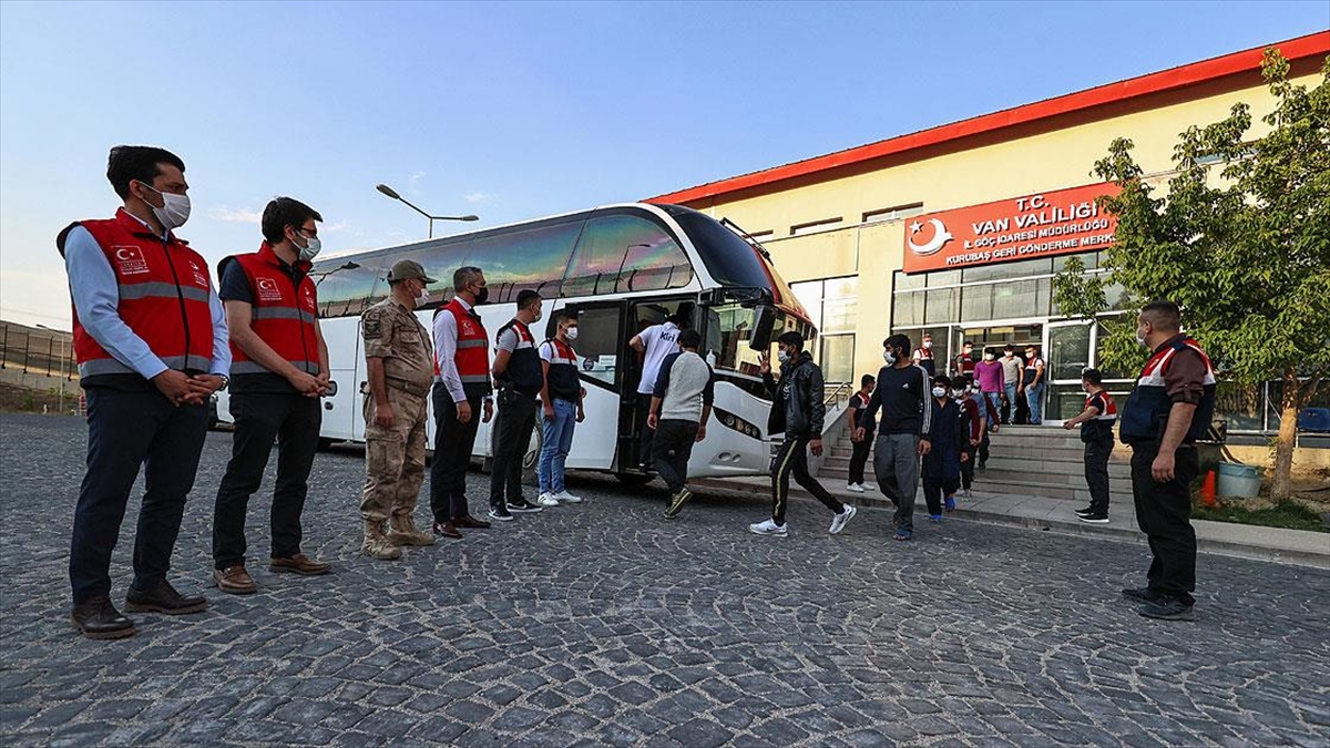 Van’da güvenlik güçlerince yakalanan göçmenler sınır dışı ediliyor